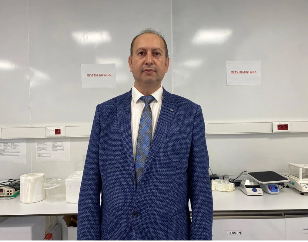DrGunerSonmez's tweet photo. İyi şeyler de oluyor.

Türk bilim insanı Prof. Dr. Ahmet Oğuzhan Özen, “CHAPLE sendromu” adı konulan ölümcül bağışıklık yetmezliği hastalığına yönelik geliştirdiği kalıcı tedaviyle tıp dünyasında devrim yaratarak Eastern Star Award (Doğu Yıldızı Ödülü)’ nü kazandı.

Tebrikler👏👏 https://t.co/Ybj1yqirv3