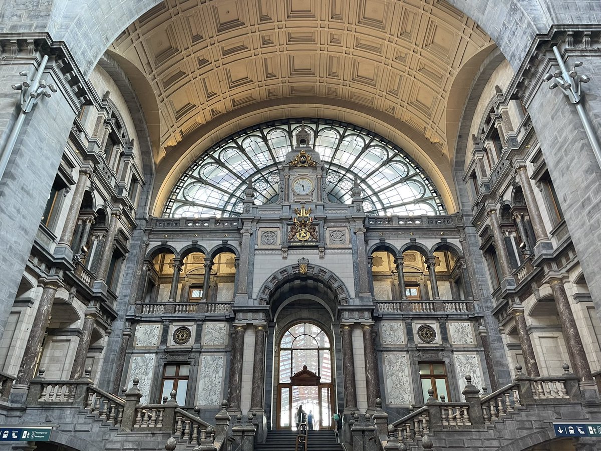 En Amberes, conocida como la “capital mundial de los diamantes” 💎 y cuyo puerto es uno de los más importantes de Europa 🚢

#layton #profesorlayton #professorlayton #vacaciones #viaje #belgica #amberes #belgium #verano #turismo