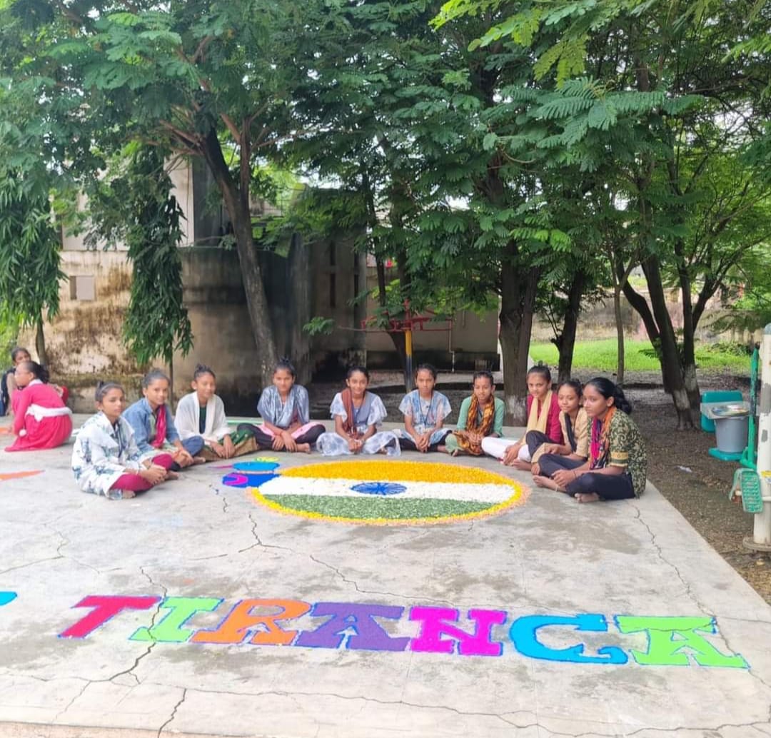 #GirSomnath મા અંકુર પ્રાથમિક શાળા સૂત્રાપાડાના વિદ્યાર્થીઓ માટે ‘હર ઘર તિરંગા’ અભિયાન અંતર્ગત ચિત્ર સ્પર્ધા અને રંગોળી સ્પર્ધા યોજાઈ. તેમજ સૂત્રાપાડા તાલુકાના ધાનનાબેટ સીમશાળામાં "હર ઘર તિરંગા" અભિયાન અંતર્ગત વિદ્યાર્થીઓએ સુંદર અને આકર્ષક રંગોળી દ્વારા પોતાની કલા દર્શાવી.