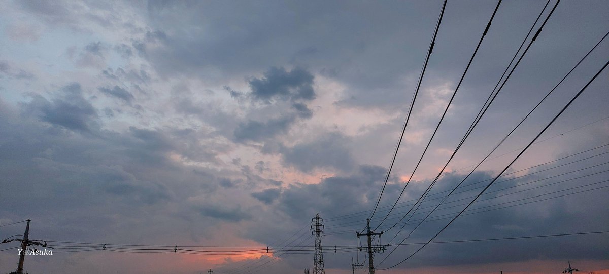 yumeasutw's tweet photo. 黒雲の向こうが盛大に焼けました🌆

午後は雨が降ったり止んだり
不安定な天気の日の入り後
西から北の彼方が見る見る茜色に🟥

#夕空 #夕焼け #鉄塔 #電柱 #電線
#マジックアワー #トワイライト
#薄明 #sunset #twilight
#空の名前
#天気の図鑑 #雲の超図鑑
#a2024  #a0809 #a202408 #a2024082 https://t.co/2FIhVt3TmD