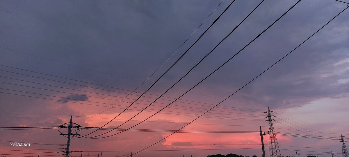 yumeasutw's tweet photo. 黒雲の向こうが盛大に焼けました🌆

午後は雨が降ったり止んだり
不安定な天気の日の入り後
西から北の彼方が見る見る茜色に🟥

#夕空 #夕焼け #鉄塔 #電柱 #電線
#マジックアワー #トワイライト
#薄明 #sunset #twilight
#空の名前
#天気の図鑑 #雲の超図鑑
#a2024  #a0809 #a202408 #a2024082 https://t.co/2FIhVt3TmD
