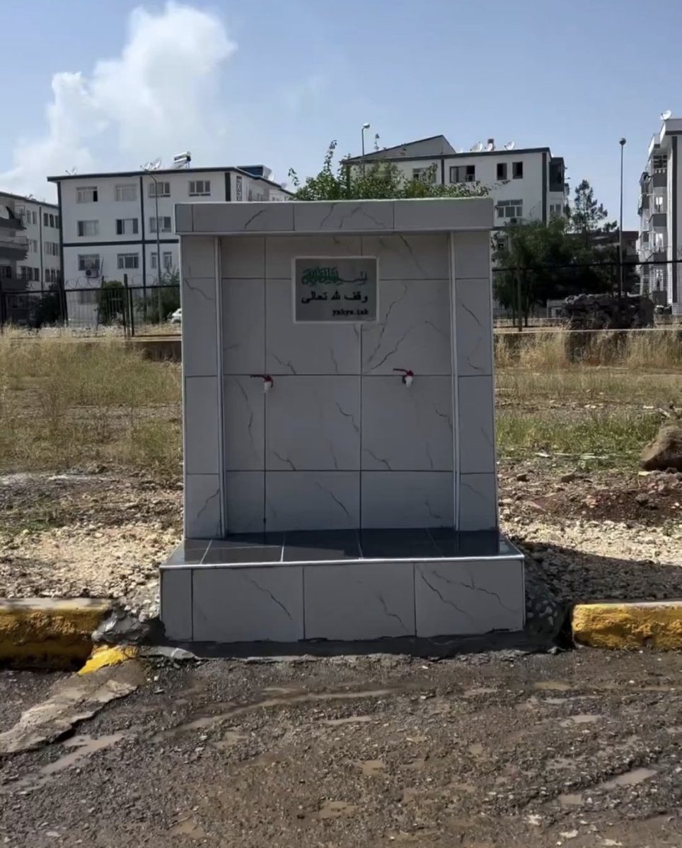 leventoncel_'s tweet photo. Herif kafasına göre kırdı, döktü, üstüne INSTAGRAM ADRESİNİ YAZARAK çarpık çurpuk, asimetrik, gideri olmayan, çirkin bir şey yaptı.  Bunları engelleyin @TC_icisleri. Yarın tarihi bir çeşmeyi kırıp fayans döşeyince  kafanızı duvardan duvara vurmayın. https://t.co/UkL9FScvwr