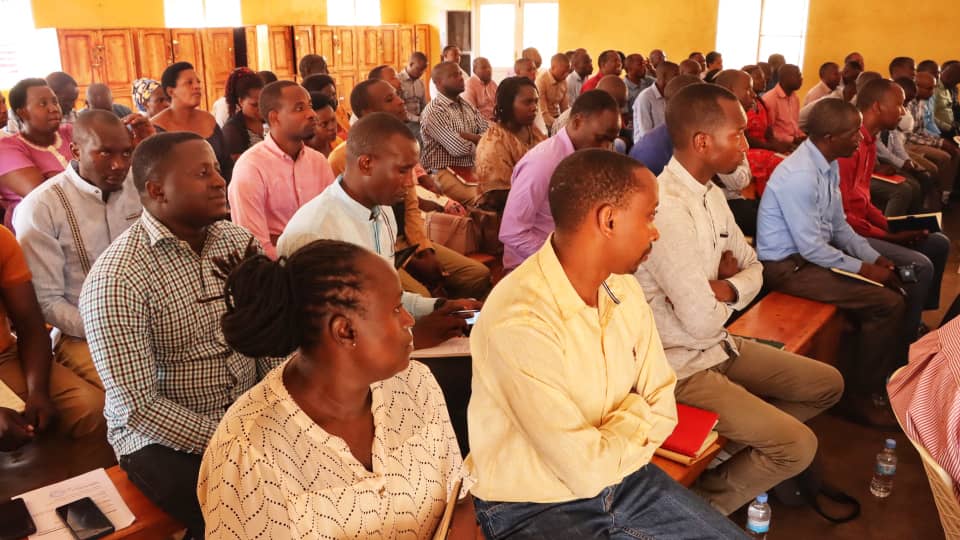 Kirehe District (@kirehedistrict) on Twitter photo Umuyobozi w'Akarere wungirije ushinzwe imibereho myiza <a href="/JanviereMukand4/">Janviere Mukandayisenga</a>
yakirije umuyobozi mukuru wa <a href="/UmwalimuSACCO/">umwalimusacco</a> Laurence Uwambaje wagiranye inama n'abayobozi b'ibigo by'amashuri wibutsaga impamvu nyamukuru yo gushinga umwarimu Sacco na serivise umwarimu Sacco batanga Umuyobozi w'Akarere wungirije ushinzwe imibereho myiza <a href="/JanviereMukand4/">Janviere Mukandayisenga</a>
yakirije umuyobozi mukuru wa <a href="/UmwalimuSACCO/">umwalimusacco</a> Laurence Uwambaje wagiranye inama n'abayobozi b'ibigo by'amashuri wibutsaga impamvu nyamukuru yo gushinga umwarimu Sacco na serivise umwarimu Sacco batanga