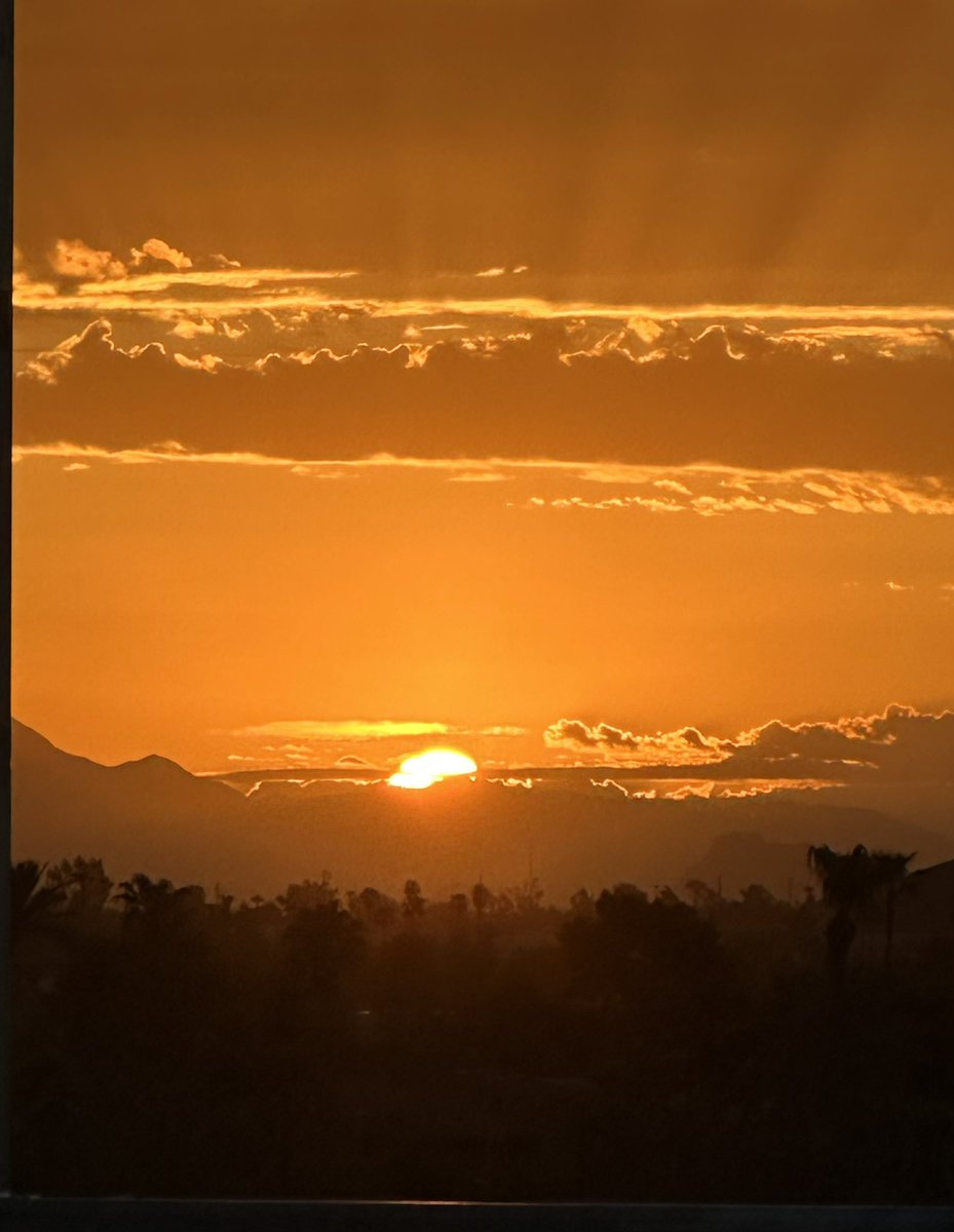 chegoyepez's tweet image. Here comes the sun…