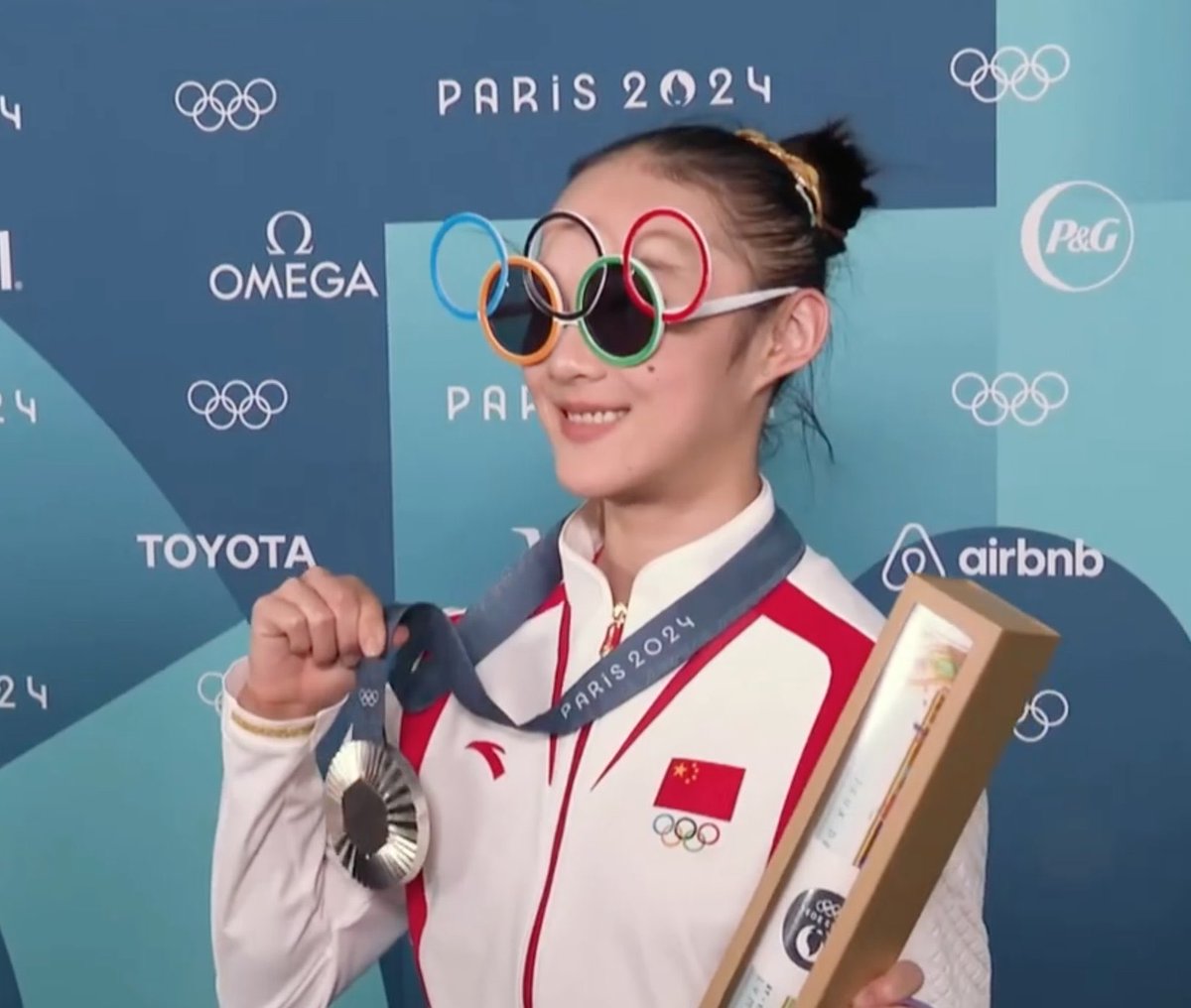 jdbsvoice's tweet photo. Lei è stata conosciuta da tutto il mondo per il morso alla medaglia, repostata dai vip, i social pieni di sue caricature, ha vinto l’argento, primo posto nella categoria cuccioleria semplicemente L’ICONA #GiochiOlimpici https://t.co/j7DXKQRsOi