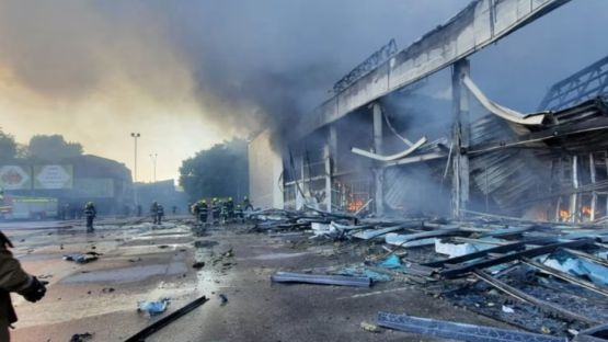 Russia Declares Emergency in Kursk Amid Ukrainian Attacks, 10 killed in Russian strike on mall
Details circledseven.com/index.php/poli…