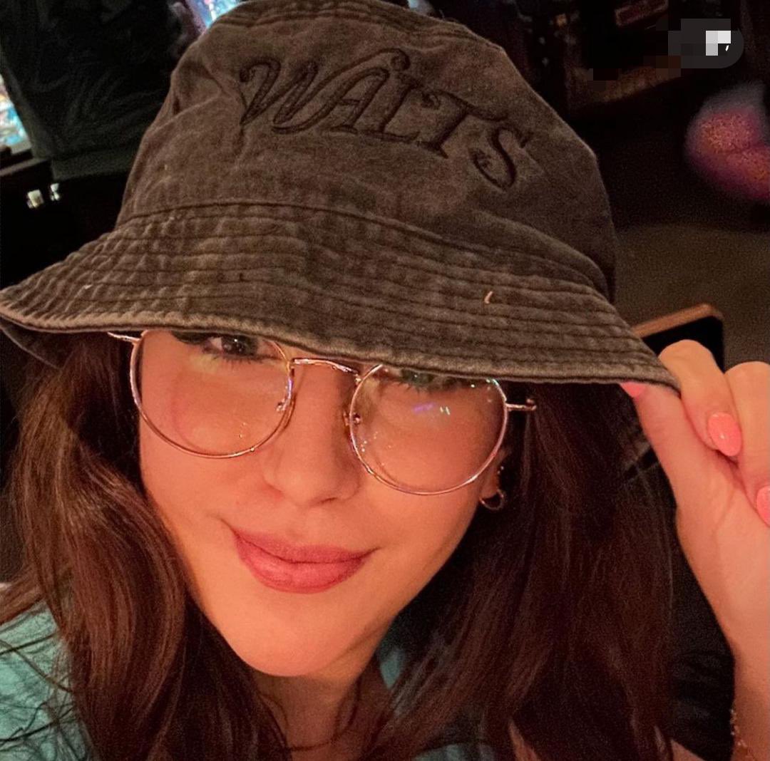 jassicasanchez's tweet photo. Nobody loves me on this app I think I'm not beautiful enough 🤧😪 https://t.co/VkGleg9CP5