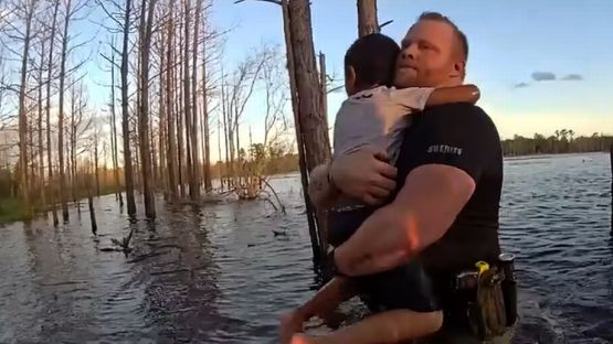 Missing 5-year-old boy found desperately clinging to log in pond, Police video shows
Details circledseven.com/index.php/life…