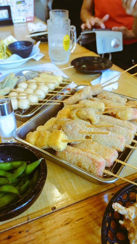 149teacher's tweet photo. 盆休みに入ったのですが、家族皆で遊びに行くタイミングが中々ありません。
せめて日帰り温泉でも、と思いきやそれも難しそうです
で皆で相談して、昼過ぎに串カツ屋さんに全員集合！
美味しかったです。
#串カツ満マル川西 https://t.co/ZlRj6IZQ18