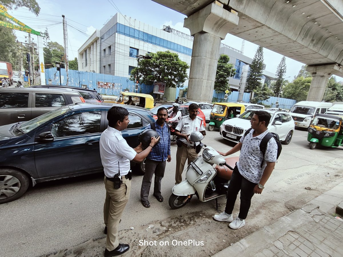 micolyttrfps's tweet photo. ಈ ದಿನ ಠಾಣಾ ಸರಹದ್ದಿನಲ್ಲಿ ನಮ್ಮ ಠಾಣೆಯ ಅಧಿಕಾರಿಯವರಾದ #ಪಿಎಸ್ಐ #ಗವಿಗೌಡ N ಮತ್ತು #ಸಿಬ್ಬಂದಿಯವರು #ಐಎಸ್ಐ ಮಾರ್ಕ್ ಇರುವ #ಹೆಲ್ಮೆಟ್ ನ ಬಳಕೆಯಿಂದ ಆಗುವ ಉಪಯೋಗದ ಬಗ್ಗೆ ಕುರಿತು #ಜಾಗೃತಿಯನ್ನು ಮೂಡಿಸಿದರು ಮತ್ತು #ಸಂಚಾರನಿಯಮಗಳನ್ನು ಪಾಲಿಸುವಂತೆ ತಿಳಿಸಿದರು.
#AlertToday #AliveTomorrow . https://t.co/hOLNnXSs5B