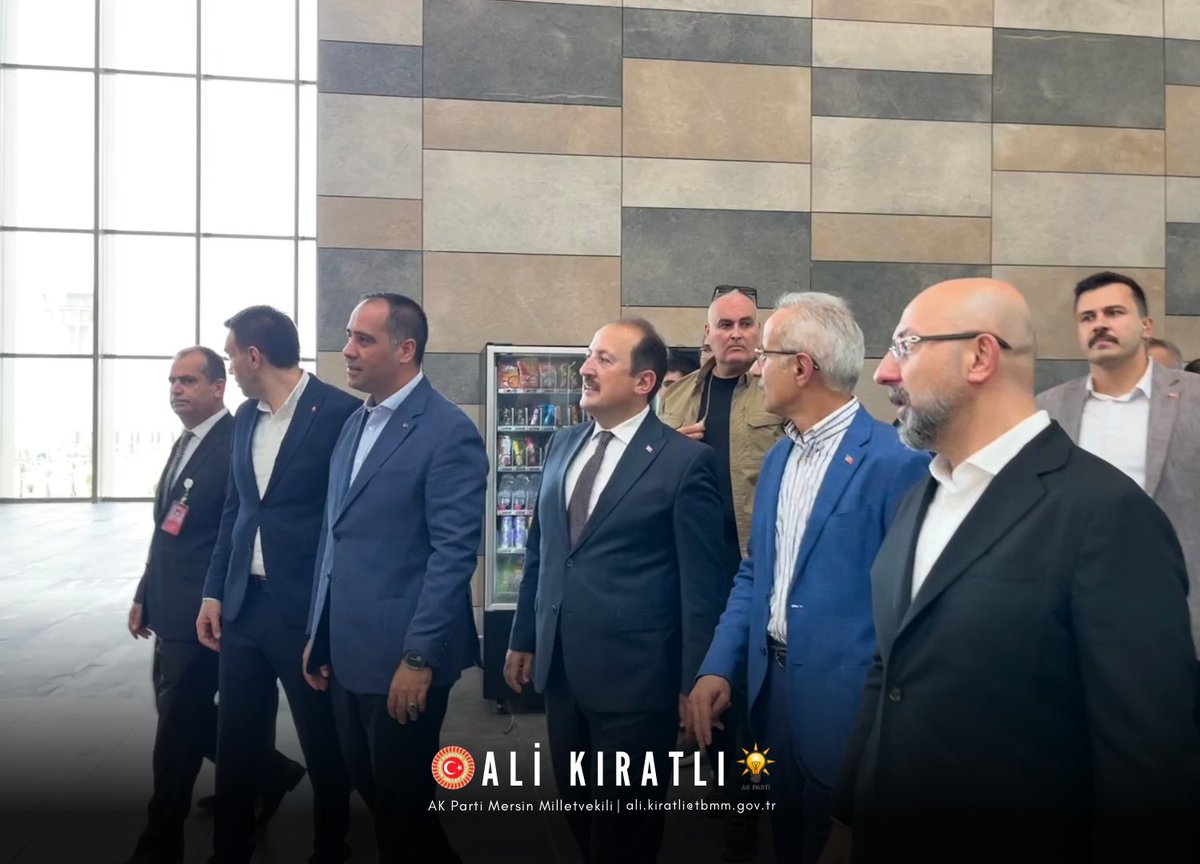 ALKIRATLI's tweet photo. 📍Çukurova Havalimanı 

Yarın Sn. Cumhurbaşkanımızın teşrifleriyle hizmete açacağımız Çukurova Uluslararası Havalimanı’nda Ulaştırma ve Altyapı Bakanımız Sn.Abdulkadir Uraloğlu ve kıymetli basın mensuplarımızla incelemelerde bulunduk.

🛫Havalimanımız; Mersin, Adana, Osmaniye ve Niğde'ye olan yakınlığıyla bu şehirlerde yaşayan 5️⃣ milyonun üstündeki vatandaşımıza hizmet verecek.

Türkiye'nin Ortadoğu ülkelerine açılan en önemli kapılarından biri olacak eserimiz, Çukurova Bölgemizinde kalkınma lokomotifi olacak. 

#TürkiyeHızlanıyor🇹🇷