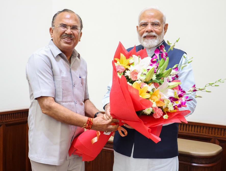 VasudevDevnani's tweet image. "युगपुरुष से भेंट"
यशस्वी प्रधानमंत्री माननीय श्री @narendramodi जी से आज संसद भवन, नई दिल्ली में शिष्टाचार मुलाकात की।
उन्हें भगवान झूलेलाल जी का चित्र भेंट कर लगातार तीसरी बार भारत के प्रधानमंत्री पद को सुशोभित करने पर आत्मीय शुभकामनाएं प्रेषित की। आदरणीय प्रधानमंत्री जी ने…