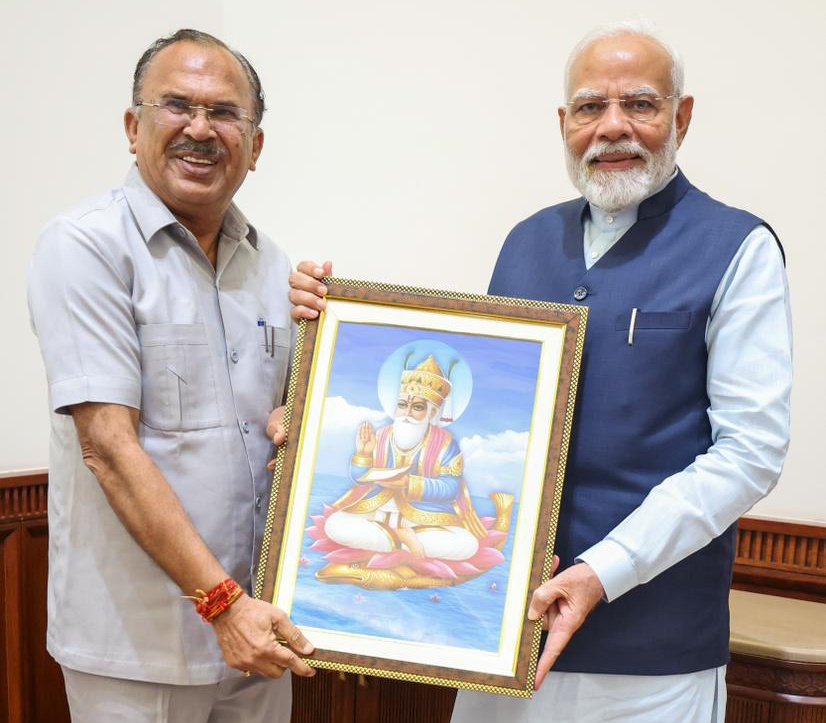 VasudevDevnani's tweet image. "युगपुरुष से भेंट"
यशस्वी प्रधानमंत्री माननीय श्री @narendramodi जी से आज संसद भवन, नई दिल्ली में शिष्टाचार मुलाकात की।
उन्हें भगवान झूलेलाल जी का चित्र भेंट कर लगातार तीसरी बार भारत के प्रधानमंत्री पद को सुशोभित करने पर आत्मीय शुभकामनाएं प्रेषित की। आदरणीय प्रधानमंत्री जी ने…