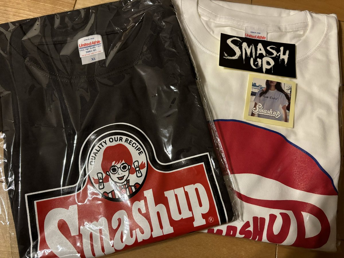 piroup's tweet photo. Smash upのTシャツ届いでた🤩
めっちゃカッコいい‼️
ステッカーにメール便の袋にサインとか…めっちゃ嬉しい🥹
早くSmash upのライブ行きたい🥹 https://t.co/rKK3a2VE03