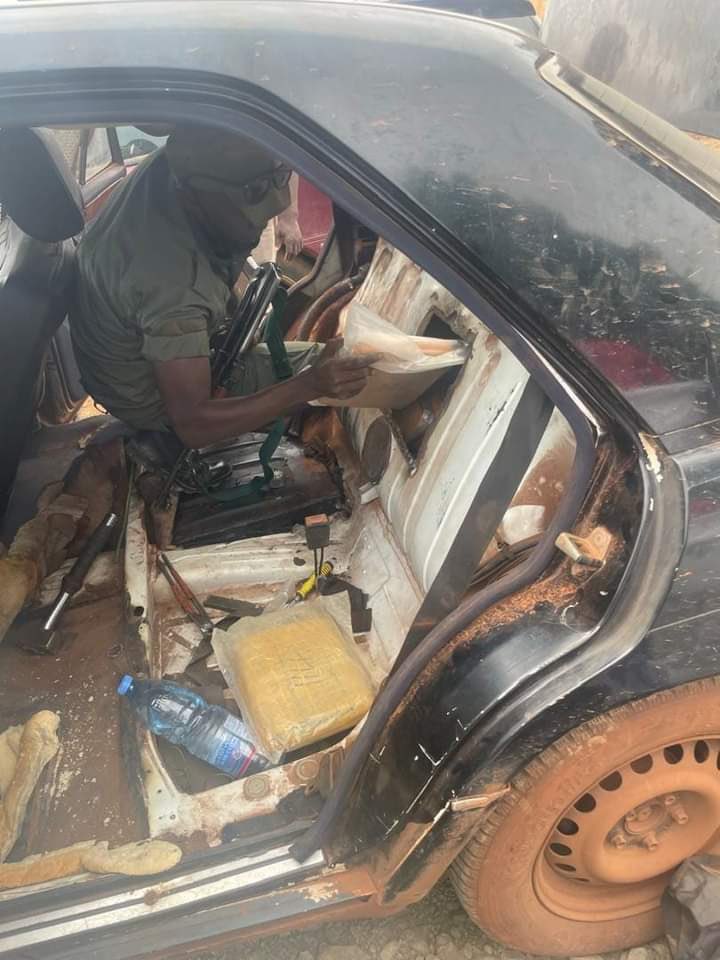 L_ESSOR's tweet image. #Mali : Les #douanes_maliennes ont saisi 78 #briquettes de #cannabis à #Diboli dans la nuit du mercredi à jeudi 08 août 2024. 

Le produit prohibé enfoui dans l'habitacle d'une vieille Mercedes provenait de Bamako à destination du #Sénégal.