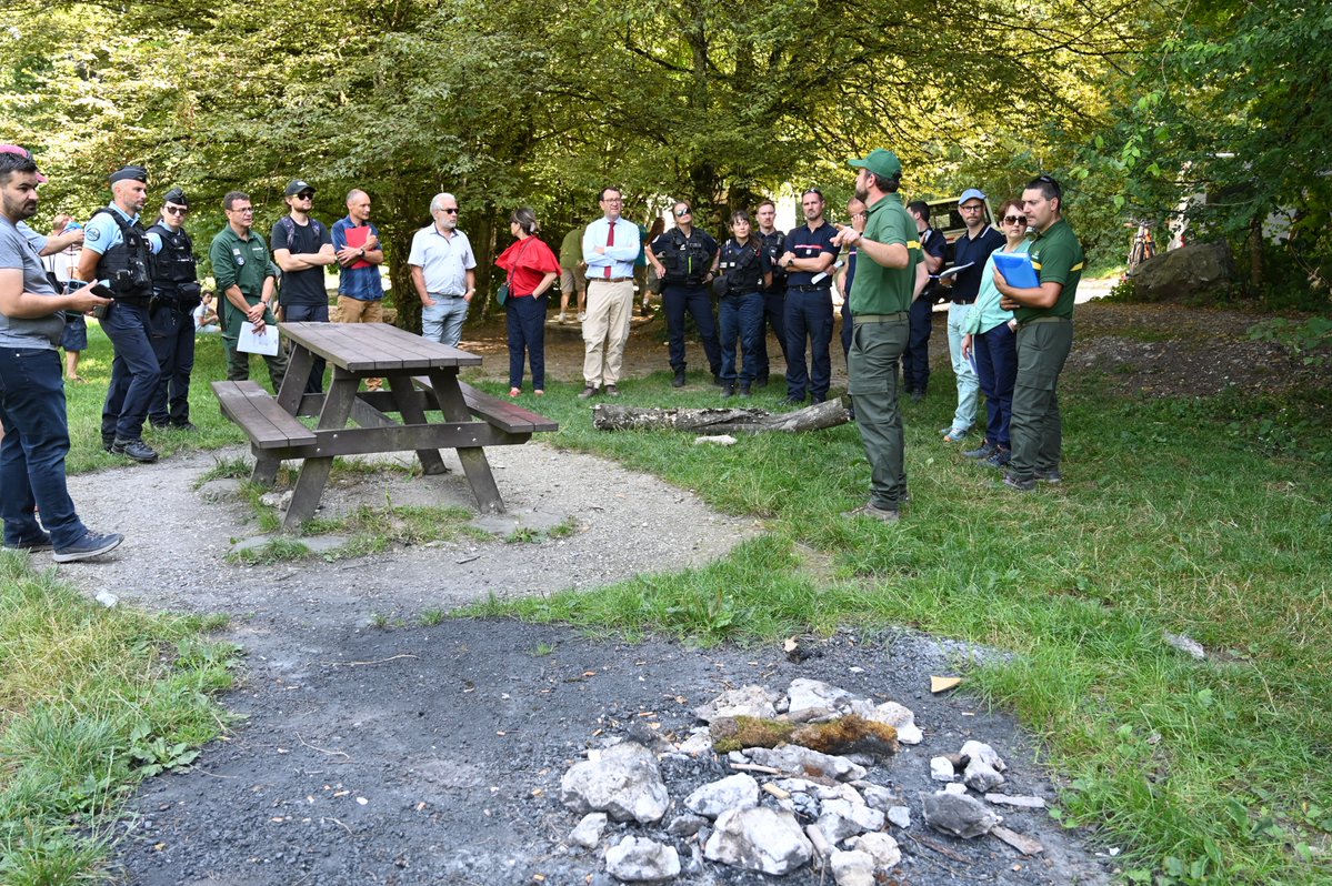 Dans le cadre de la campagne de prévention des 🔥 de forêt, <a href="/Prefet74/">Préfète de la Haute-Savoie</a> a assisté à une séquence de sensibilisation &amp; de contrôle au #Semnoz. L'<a href="/ONF_Officiel/">Office national des forêts</a> a présenté la stratégie générale &amp; les moyens de prévention mis en œuvre pour lutter contre les #feuxdeforêt.