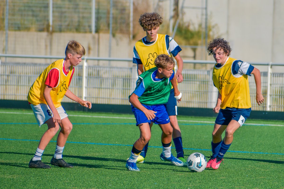 Après nos équipes seniors, c'est au tour 𝗱𝘂 𝗽𝗼̂𝗹𝗲 𝗙𝗼𝗿𝗺𝗮𝘁𝗶𝗼𝗻 (𝗨𝟭𝟴 𝗲𝘁 𝗨𝟭𝟲) de retrouver le synthétique de Jean-Gallet pour débuter sa préparation ! 💪🏻

#Formation #AllezChartres 🔵⚪️