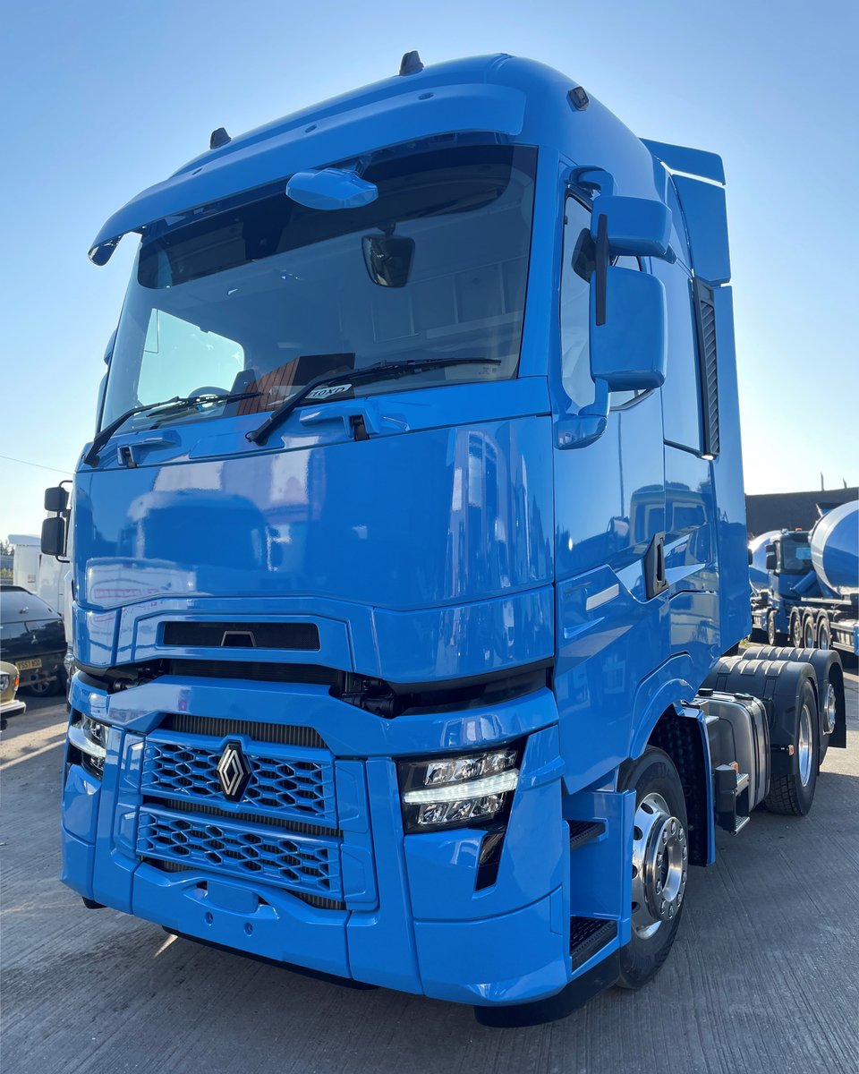 Look at the colour on that🤩 To receive paintwork as good as this, contact Thompson Refinishers on 📞01482 869779

#Trucks #CommercialVehicles #VehicleRefinishing #Paintwork