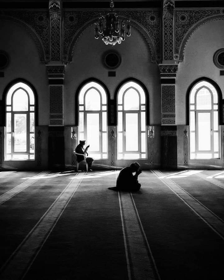 raway_alqasid's tweet photo. " ضُمّوا الأحبّة بالدُعاءِ لطالما 
أغنى عن الوصلِ الكثيرِ دُعاءُ " https://t.co/2V9YmB3ISQ