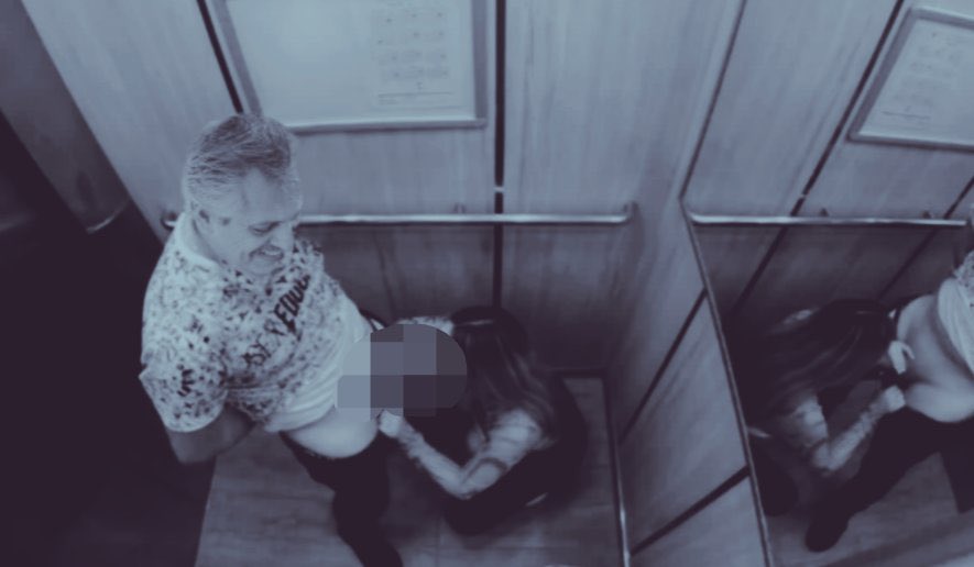 SiempreMarino's tweet image. #Ascensor
@alferdez dando la mema 
* Parece que tiene buen arma : la mina se la agarra con tres dedos y todavía falta la cabeza ...
Tomá pa vó