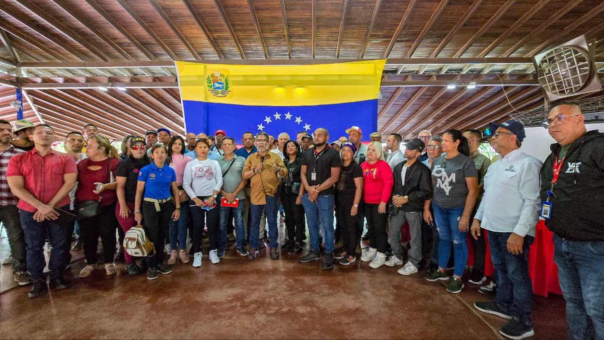 En horas de la tarde, desde el Centro de Participación Social de PDVSA Vassa en Guacara, se dio el conversatorio "La Industrialización de Venezuela. Propuesta de la Clase Obrera", con trabajadores de diversas áreas industriales