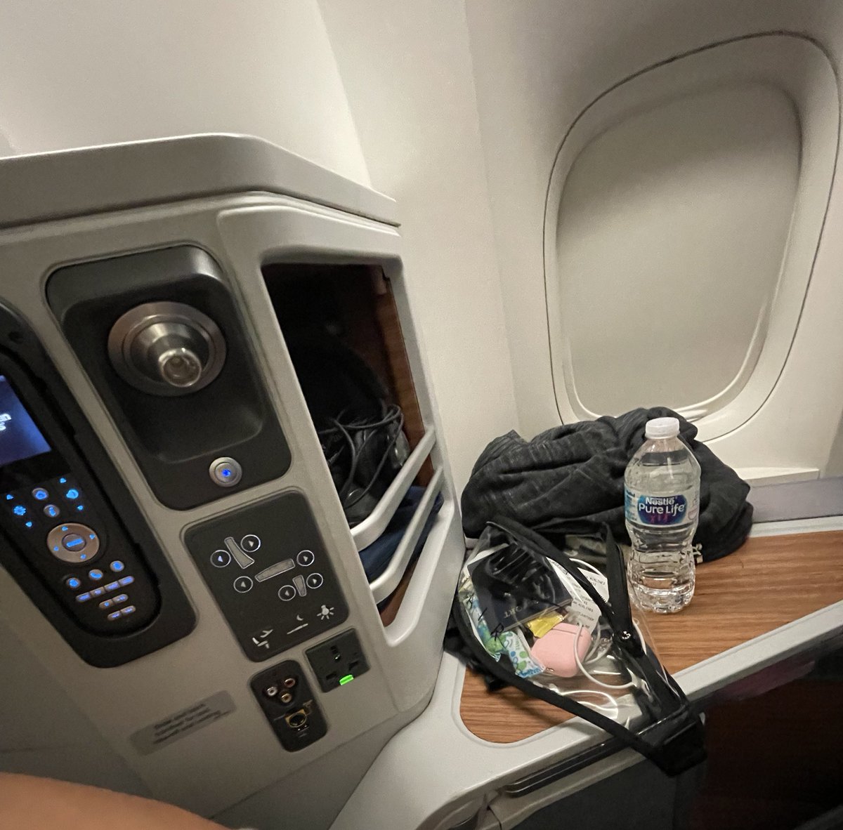 zexywrestles's tweet photo. Please excuse my tiny hiatus. I was enjoying my vacation! Catch flights not feelings! Look at my cute little first class pod lol.

#firstclassonly #itpaystobechampion #dwc

@darkbirdray
@Miamidagreat2
@AmericanAir https://t.co/UAyvu3auhV