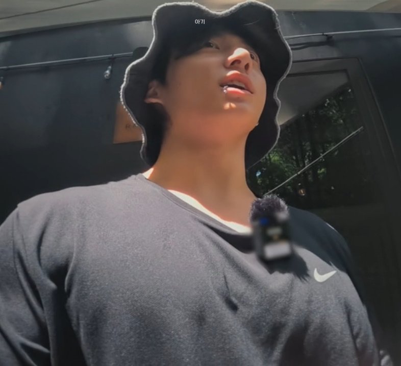 JeonEsHi97's tweet photo. JEON JUNGKOOK??!!!?!!!! https://t.co/7Vv6dtnnEV