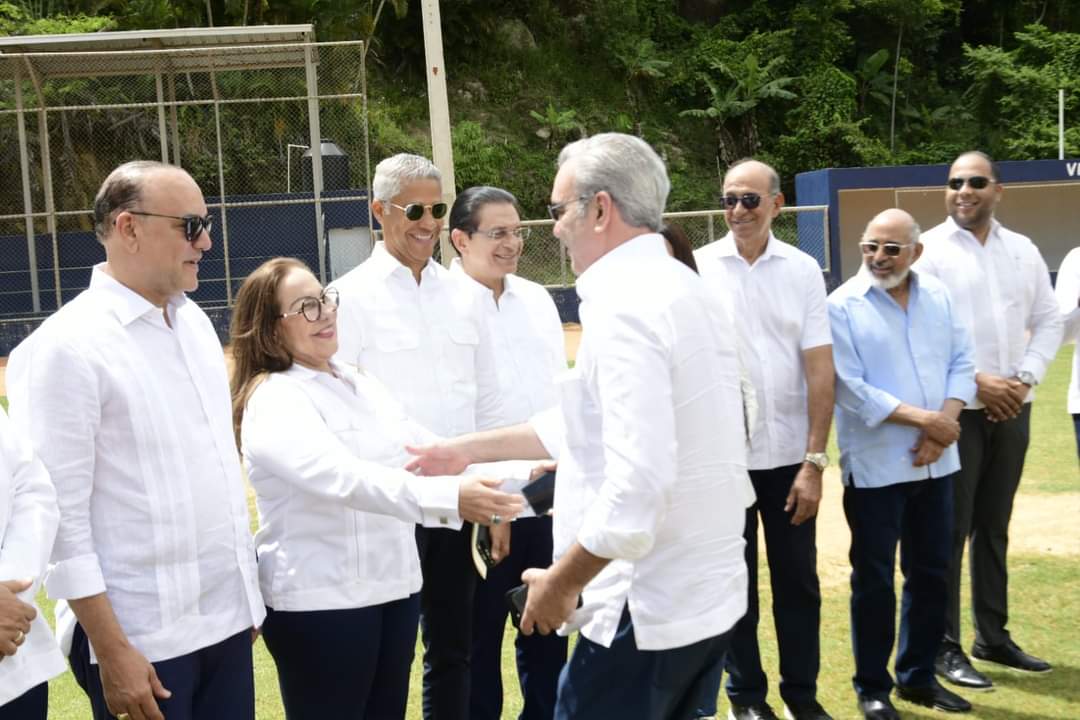 Recibimos en estos momentos, en Santiago, a nuestro presidente de la República, Luis Abinader, quien agotará una importante agenda de desarrollo este fin de semana.

#SeguimosCambiando🇩🇴