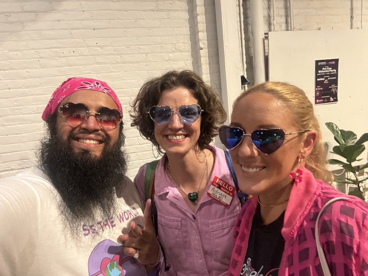 You know it’s all LoVE when the heart sunglasses are out 😍 Such a joy connecting with <a href="/jet_lifers/">Frank Romo</a> <a href="/Lov3_Theory/">Love Theory</a> &amp; @adrianerwiltse at the WOW event 🫶❤️ Grateful for the conversations