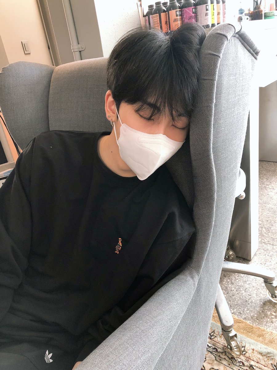 Happy birthday my dear hoyoung! We miss you and love you so much❤️‍🩹 I hope you are well and healthy, so you can come back with much more energy! We will always wait for you and have a great birthday! love youuu💗

#HAPPYHOYOUNGDAY
#호영배존재만으로행복810배
#여름빛_찬란한_호영데이