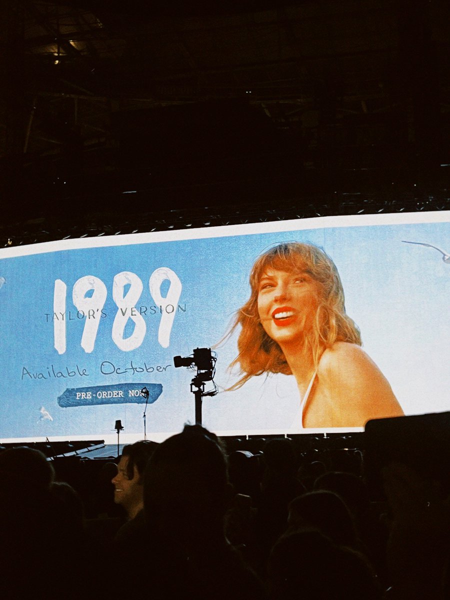 priprinzz's tweet photo. faz 1 ano do meu primeiro show da the eras tour 🩵🫶🏻 (e falta uma semana pro meu último 🥲) https://t.co/fH94vlRs0h
