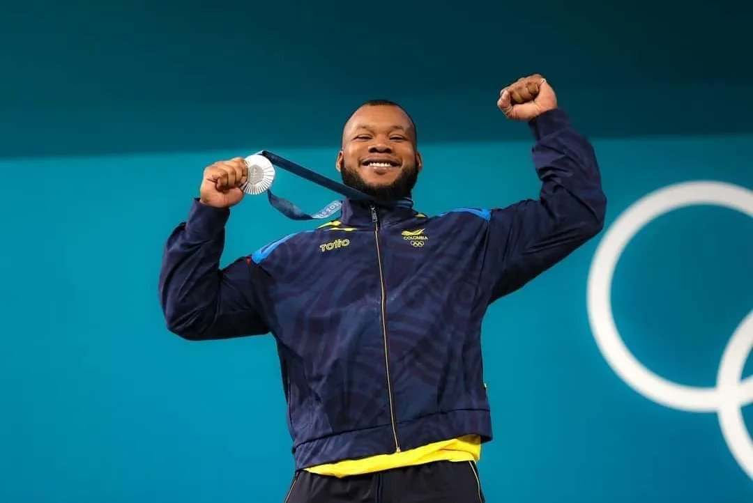 TvCafetera's tweet photo. #Colombia #Olimpiadas2024 / ¡Gokū llegó al podio en #Paris2024! 🥈

🐉 “Nunca te conformes con como eres ahora, supera tus límites”, así lo dice ‘Gokú‘ y así lo demostró Yeison López 💛💛💙❤️

#ColombiaenParis2024 #JuegosOlimpicosdeParis2024 https://t.co/5U2DgSrv5t