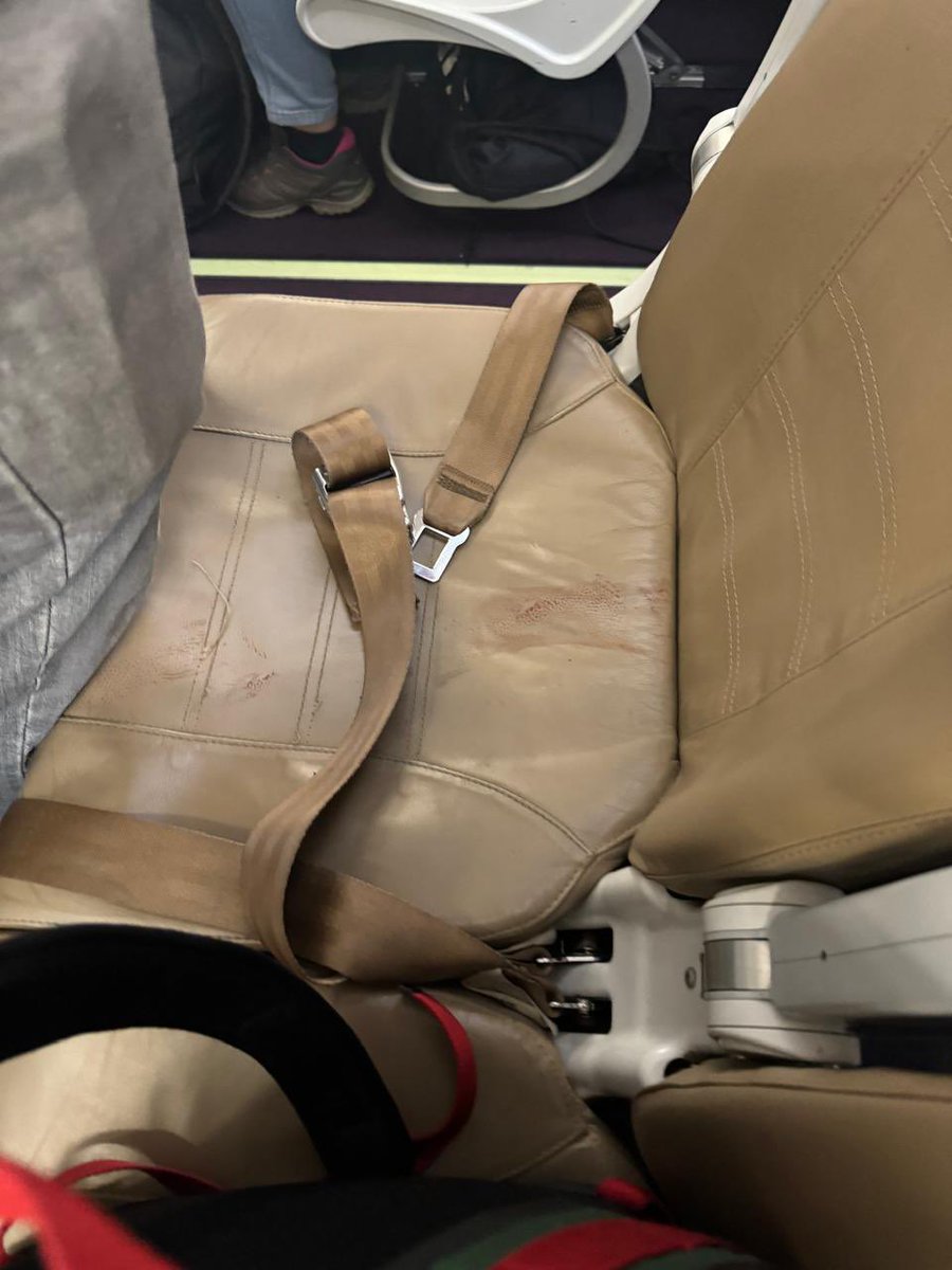 Abordé y veo esto 🩸 en el asiento de al lado, pido que lo limpien (4veces) a la tripulación y no hacen nada. Entiendo que hay accidentes pero se atienden antes de abordar un nuevo vuelo. Además de que no fue agradable, fue muy insalubre viajar así y más con mi bebé en brazos.