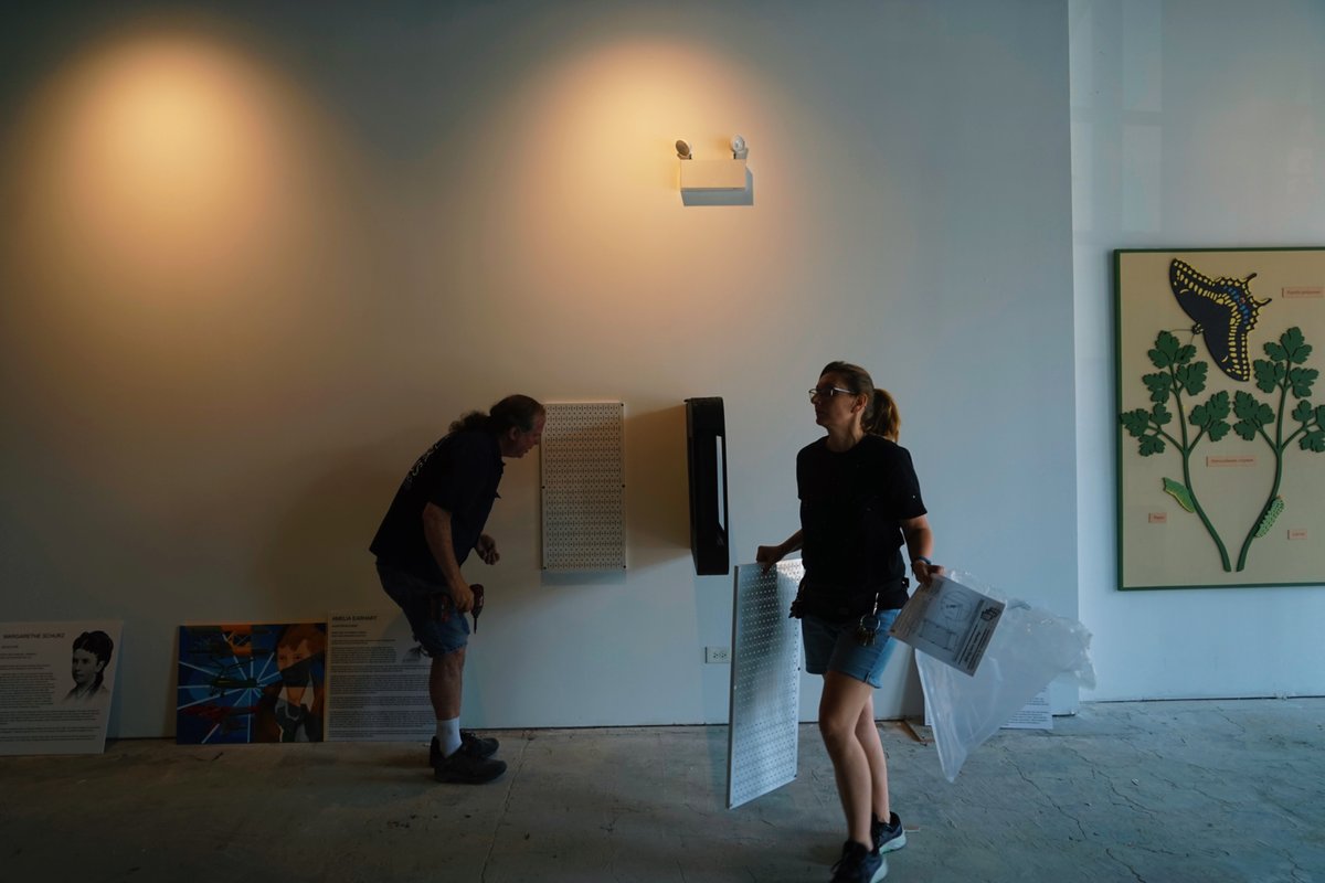 👩‍🎨 Ina is setting an example in showing us sometimes it’s as important to think inside the box as much as outside it! 🎨
 Don’t forget our opening reception tonight from 6 - 8 PM at the DANK Haus Treffpunkt! We hope to see you there. For more info, visit loom.ly/SqgX4G4.