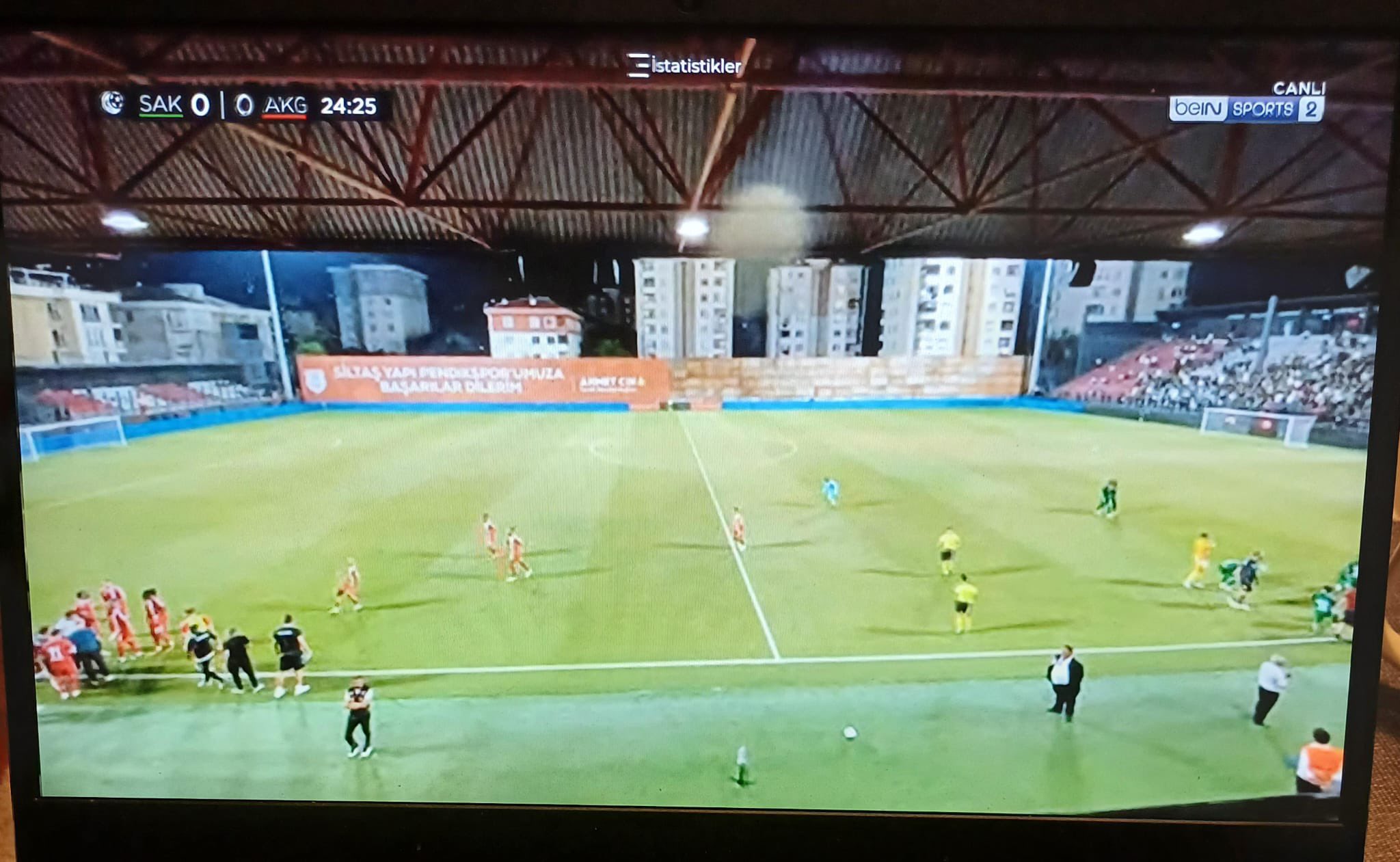 Yayıncı kuruluşta skandal! Cep telefonu ile maç yayınladı