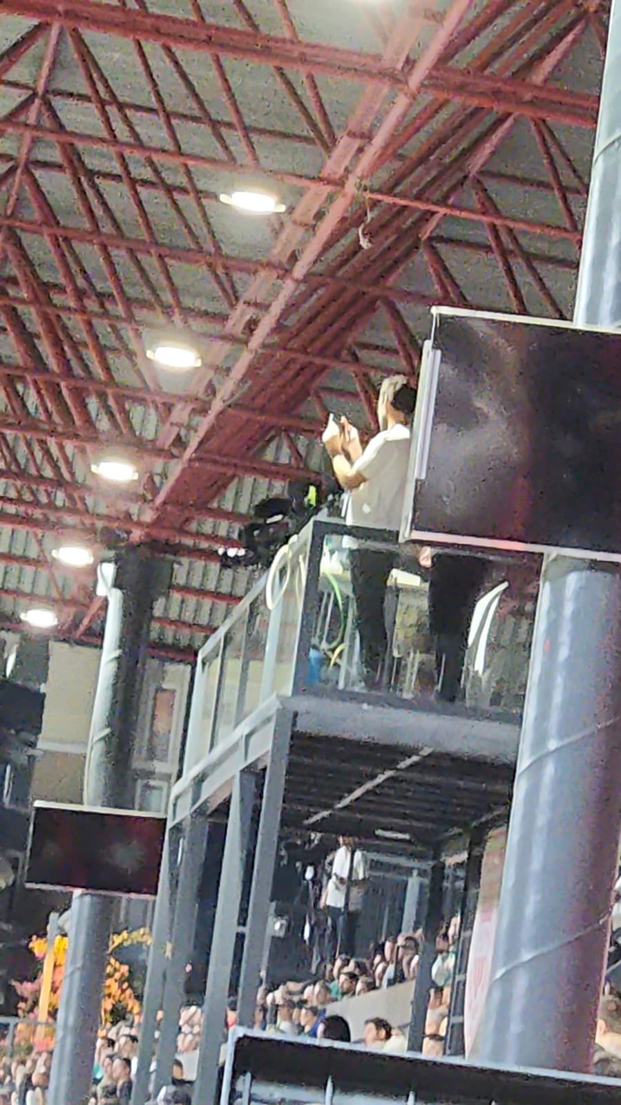 Yayıncı kuruluşta skandal! Cep telefonu ile maç yayınladı