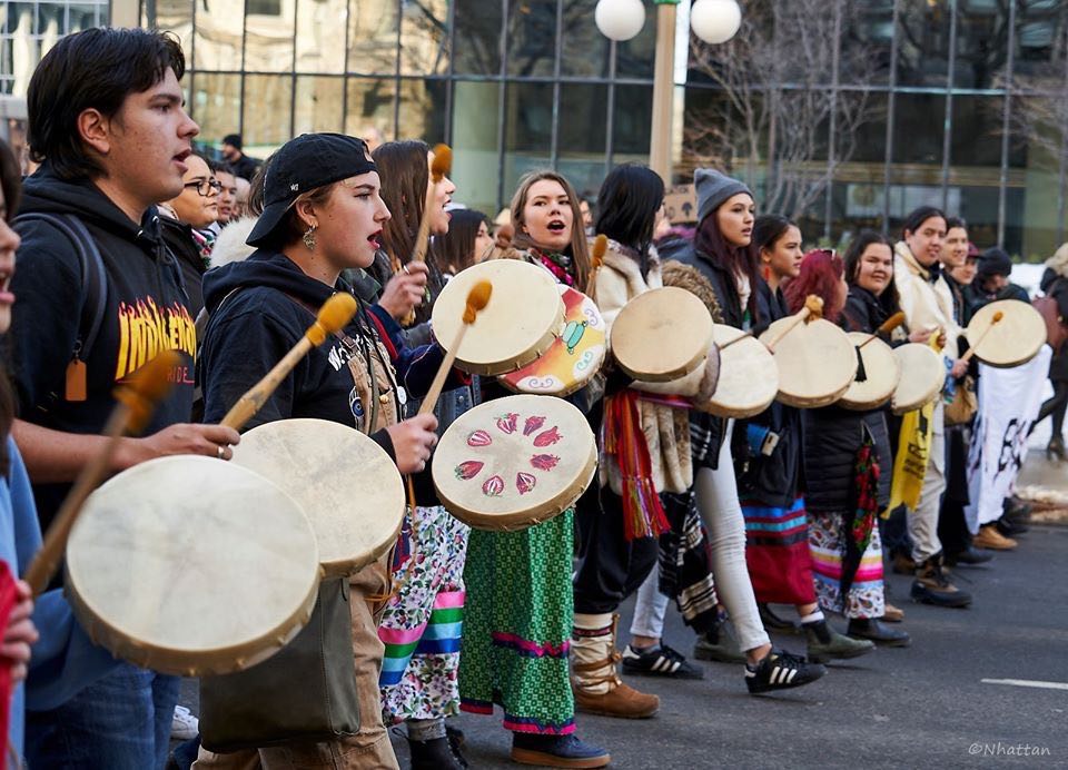 UNICEFCanada's tweet photo. On #IndigenousPeoplesDay, @UNICEFCanada honours the unique cultures &amp; contributions of Indigenous people across #Canada &amp; globally. We must work together with Indigenous people, especially Indigenous youth, towards reconciliation &amp; creating a better world for future generations. https://t.co/fB1598bui9