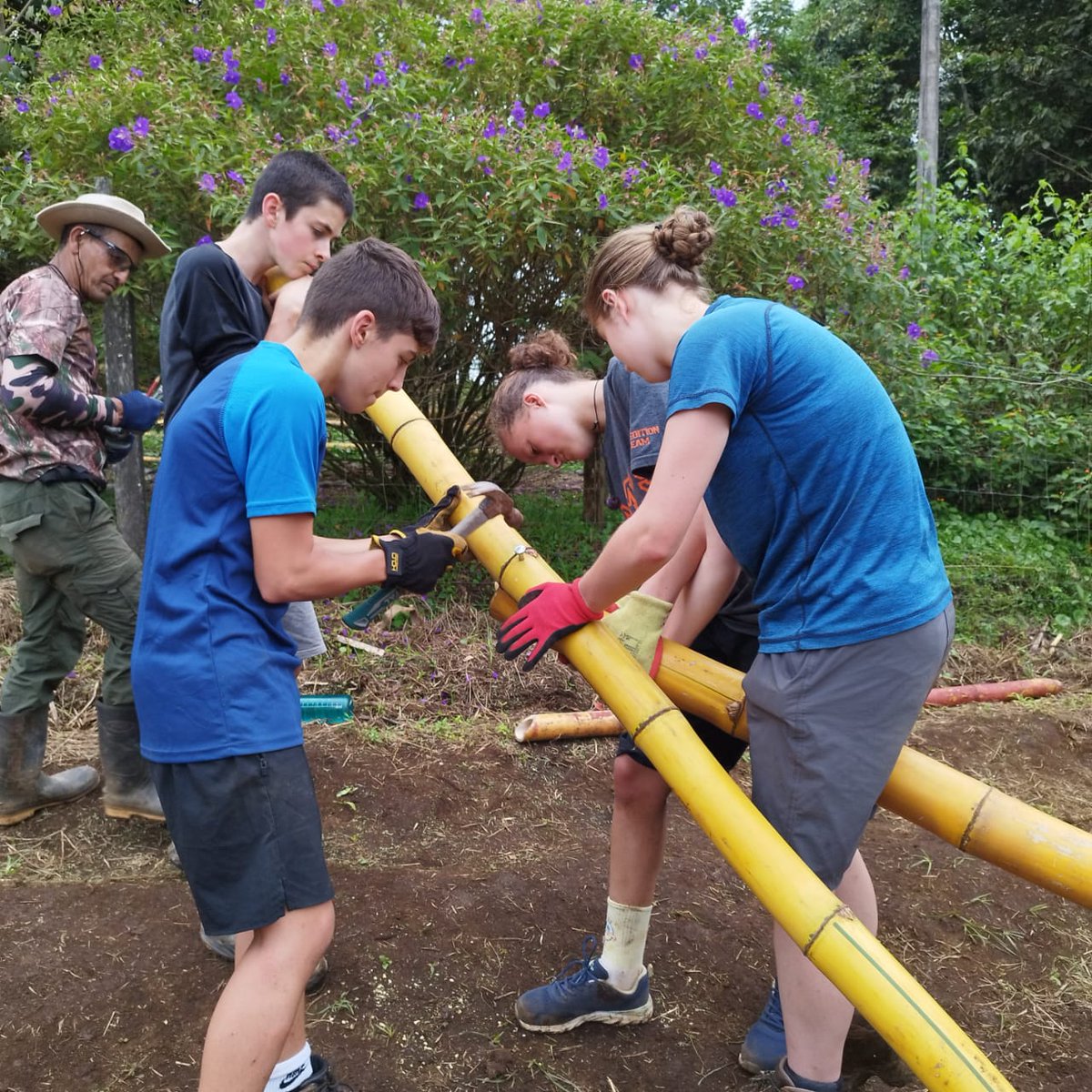 Teamwork makes the dream work 💪. #TeamPuma working in the greenhouse project at #CampAMI. 
<a href="/CampsInt/">Camps International</a>
