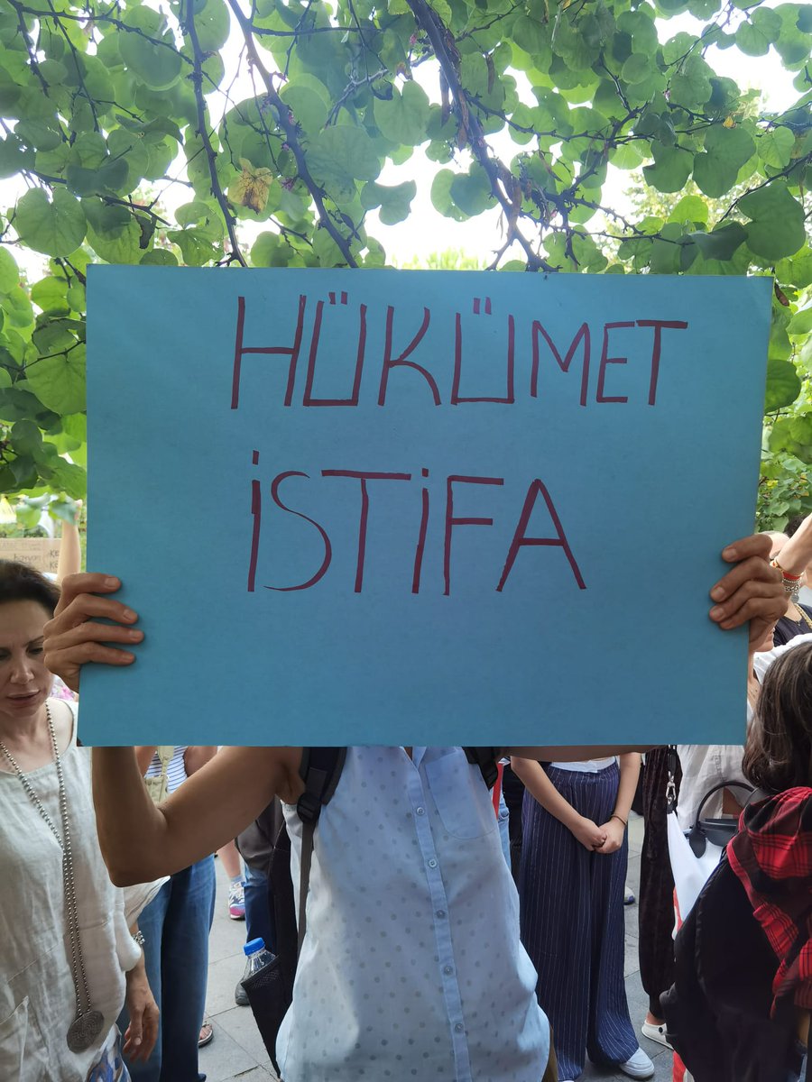 AKP ve MHP oylarıyla bir hafta önce geçirilen katliam yasası sonrası Niğde’de ve Ankara Altındağ’da köpekler toplu hâlde katledildi.

Bugün AKP il başkanlığı önünden ilk günden beri söylediklerimizi, bir adım geri atmadan tekrar haykırdık: "Yarattığınız korku, düşmanlık ve nefret