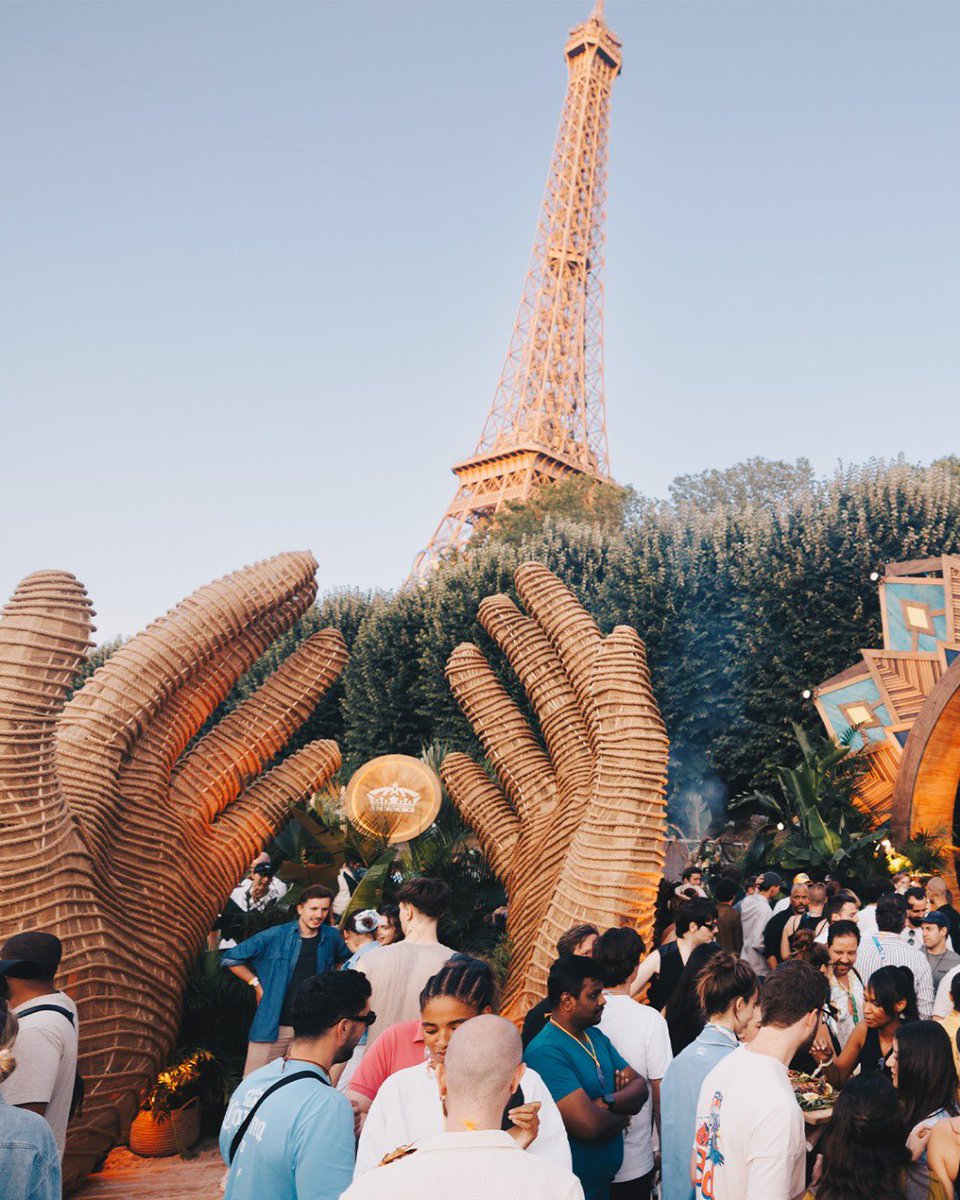 Maaanueeela's tweet image. ¿Si vieron que bajo la Torre Eiffel, Corona Cero montó un oasis todo hermoso? Es
un respiro en medio de la ciudad donde hay Yoga, meditación y música
para disfrutar cada #GoldenMoment #GoldenBeach @Familia_Corona