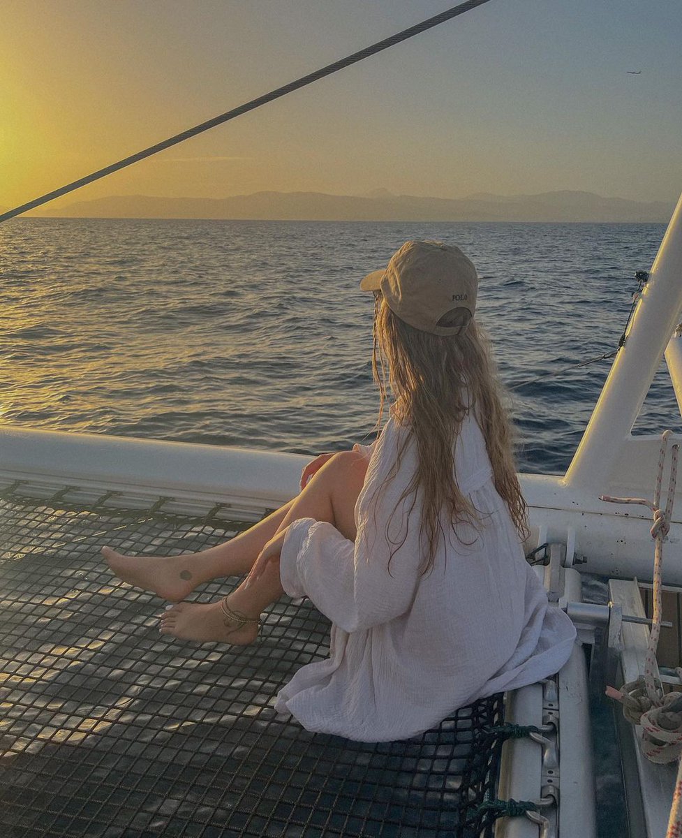 ᅠ ᅠᅠ─── Després de tant de temps
ᅠ ᅠᅠde caminar perdut, #freerol
ᅠ ᅠᅠhe descobert que ets aigua 
ᅠ ᅠᅠi el meu cor està eixut.