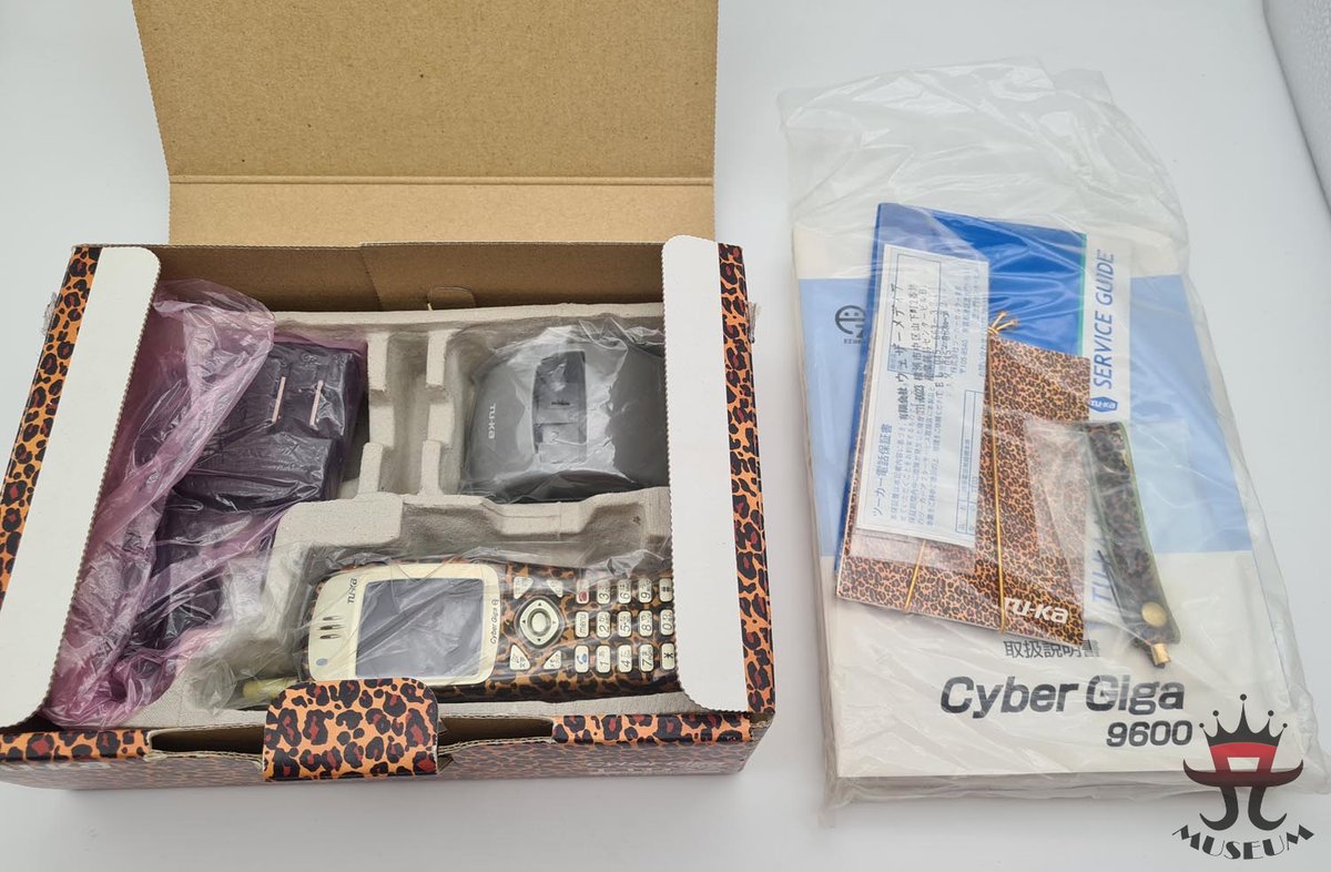 AyuMerchMuseum's tweet photo. One of the most iconic pieces of merchandise <3
Tu-Ka A MODEL phone in ayu´s signature leopard pattern
released in December 2000

one of my most beloved items I own 💙
https://t.co/z2VTr1Vc0l

#ayumihamasaki
#浜崎あゆみ 
#AyuMuseum
#AyuMerchandiseMuseum https://t.co/WkRFi8yeMm