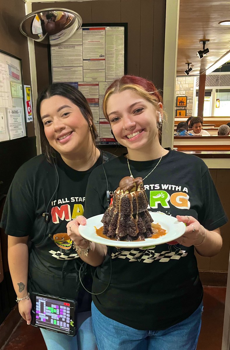 pplog93's tweet photo. We LAVA our Team Members!!! ♥️🌶️ @HeatherArcenea5 @sarahmillerSA @Shannon08Banana @twchilihead @Chilis #culturecalendar #teammemberappreciation #Moltenlavacake #chilislove #ClearLakeShores https://t.co/O9mUlPbCjQ
