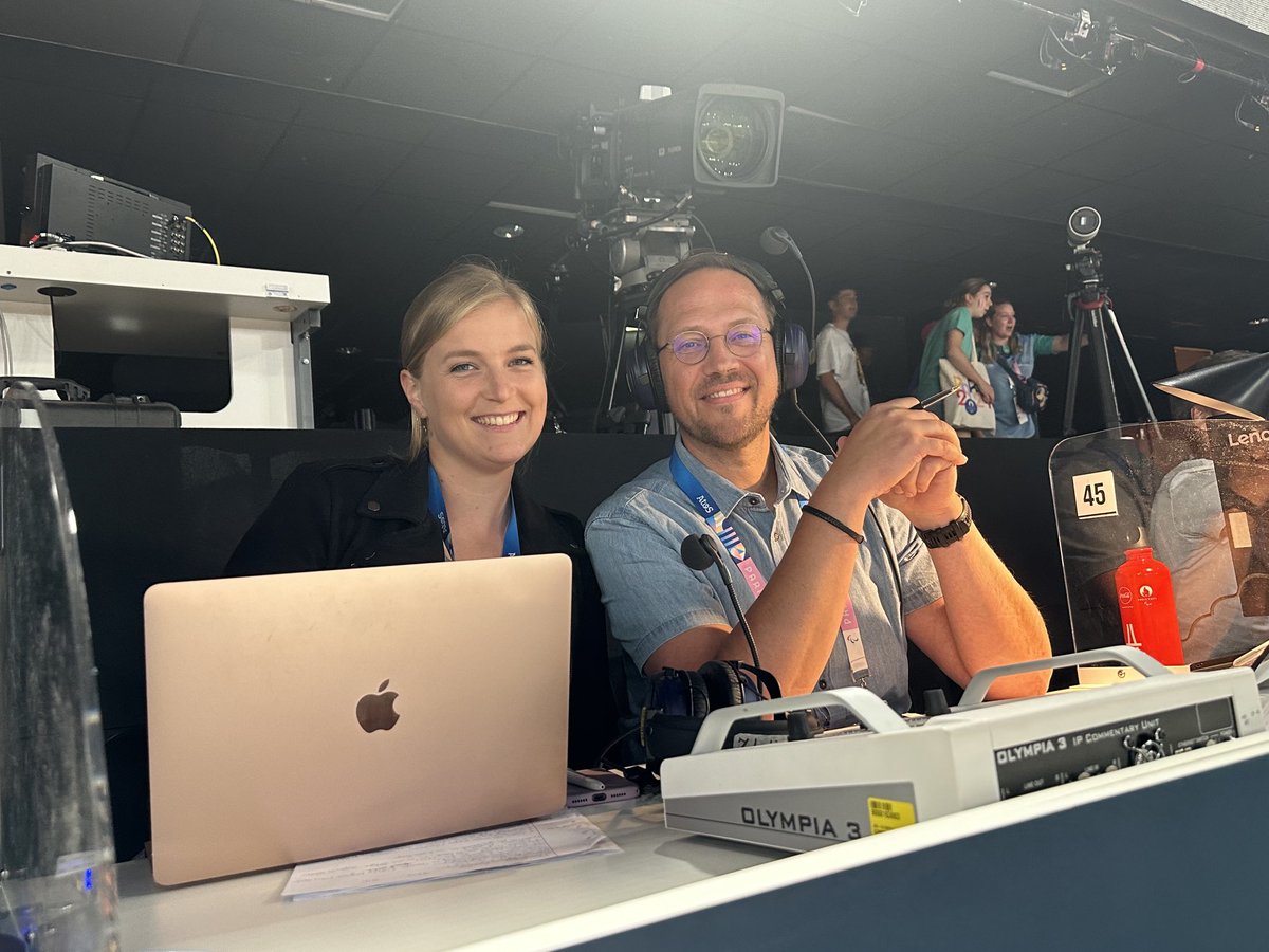 Its Cats time !! Belangrijkste basketbalwedstrijd in onze geschiedenis wordt
door deze kanjers van commentaar voorzien. #cats #basketbal <a href="/sporza/">sporza</a> ⁦<a href="/chrisvandegoor/">christophe vandegoor</a>⁩ ⁦<a href="/HanneMestdagh/">Hanne Mestdagh</a>⁩