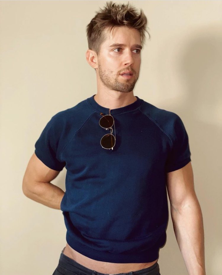 ARUpdatesBR's tweet photo. Sabiam dessa? O par romântico da Addison Rae no mv de Diet Pepsi é o ator Drew Van Acker, ele ficou muito conhecido por interpretar o irmão mais velho da personagem Alison DiLautentis na série “Pretty Little Liars”. https://t.co/Sc4q5BR2Uz
