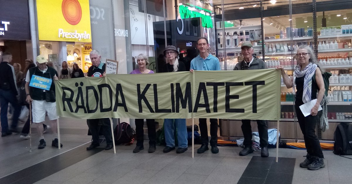 #FridaysForFuture 9 augusti i Göteborg i Nordstan. Periodvis skyfall. Flygbladsutdelning om Oljebolagens påverkan på Sveriges klimatpolitik. <a href="/FFF_goteborg/">Fridays For Future Göteborg</a>