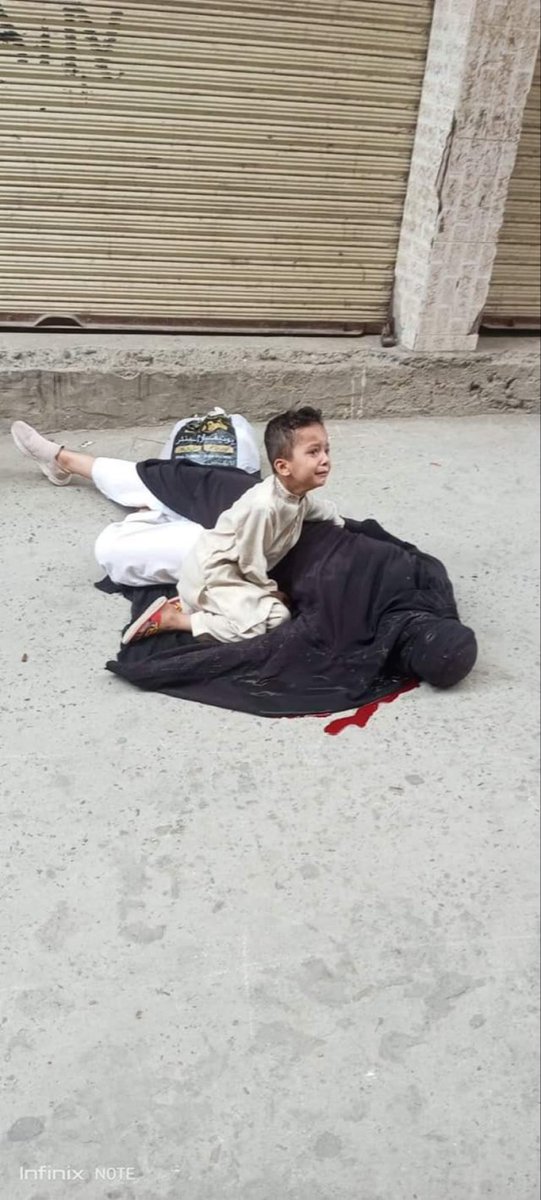 Nazranausufzai's tweet photo. This happened last year in Mingora Swat. A woman was killed by her husband for leaving him, infront of his own child. 

The man was arrested later but now hearing that he will be forgiven soon. https://t.co/zL132WrJb6