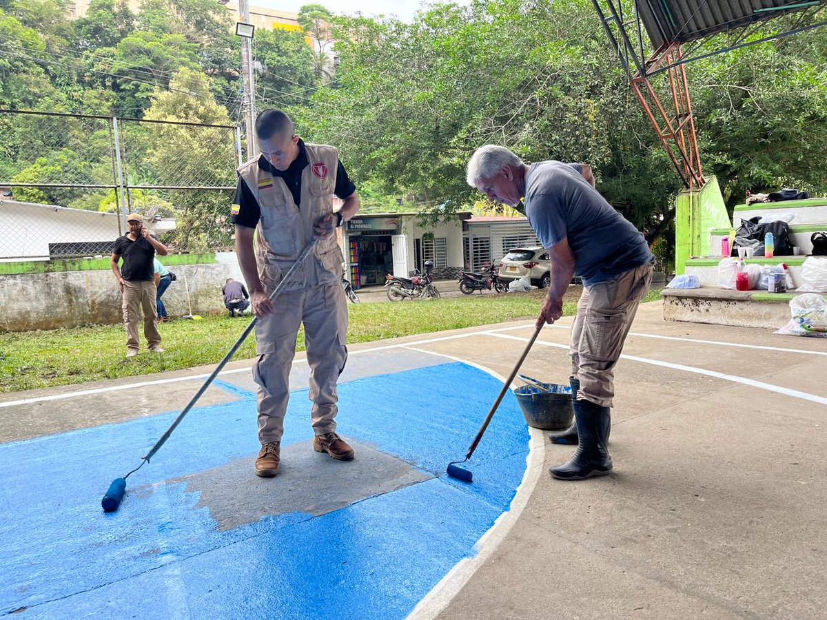 Ejercito_Div6's tweet photo. ♻️En el barrio Atalaya, soldados del Batallón de Ingenieros de Desminado Humanitario N. °1, @Servaf_sa_esp y el Centro Comercial @GranPlazaFlcia,  recolectaron 100 kg de residuos contaminantes, mejorando la calidad de vida de los habitantes del sector. #SoldadoEsServicioSocial. https://t.co/5oGGKpzlvT