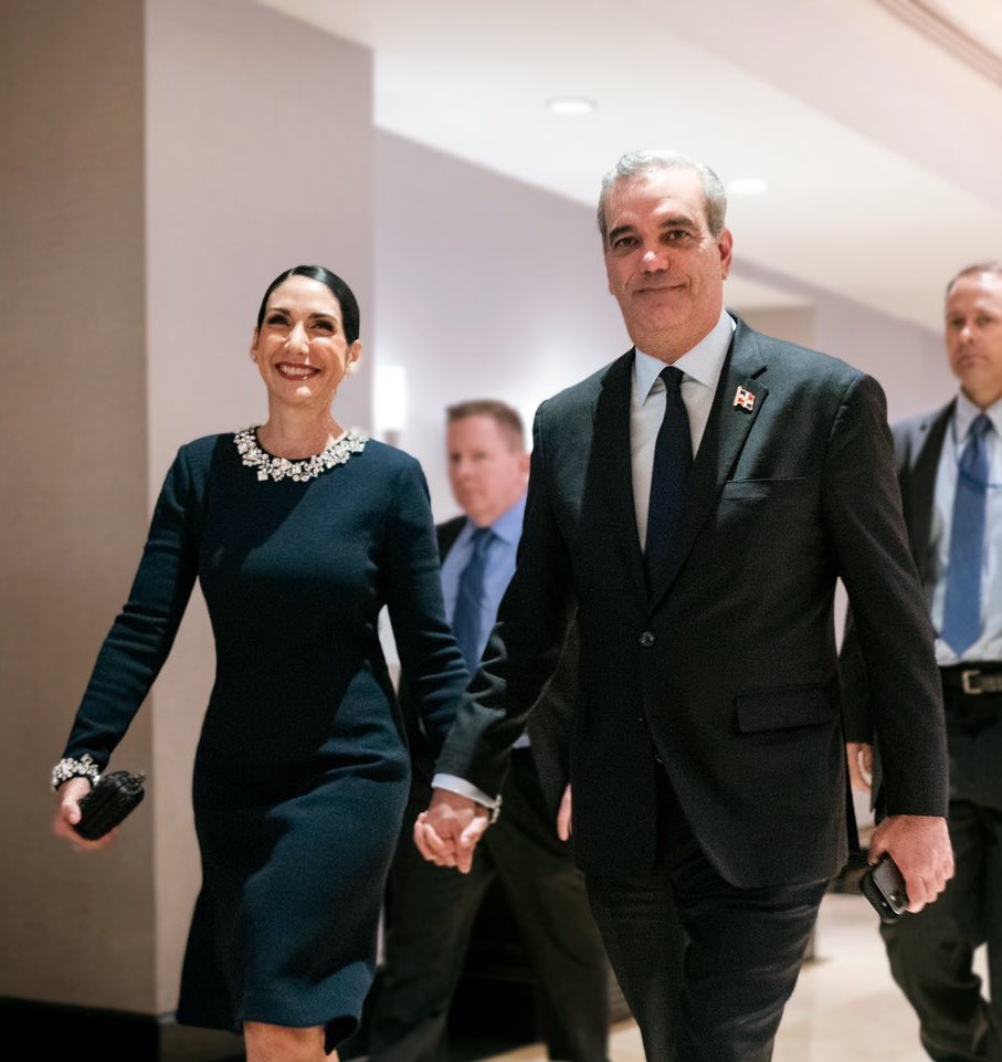 Raquel y yo camino al banco a solicitar el préstamo para pagarle a Marileidy