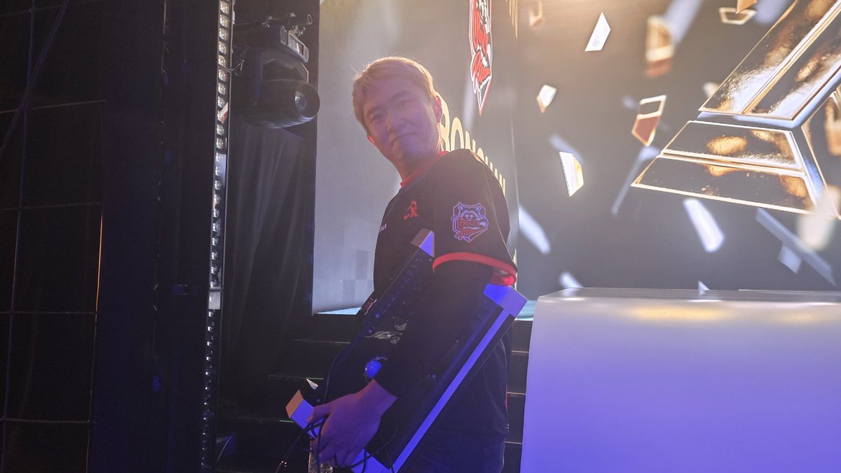 katitagaribon's tweet image. なんとかEWC二日目に駒を進めました！！初戦から厳しい内容だったけどなんとか出来た！深夜の応援ありがとうー！！明日も勝ってTOP8残るぞー。
#CRWIN 
#EWC2024